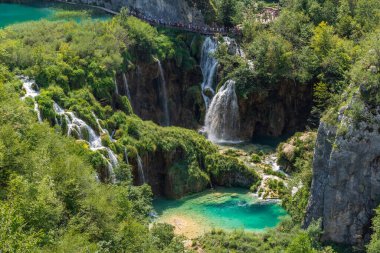 Hırvatistan 'ın Plitvice Gölleri Ulusal Parkı' nda küçük renkli göl ve güzel şelaleler