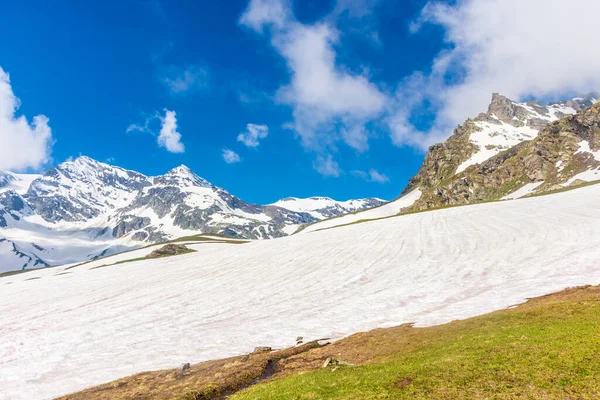 意大利大帕拉迪索国家公园美丽的高山雪景 — 图库照片