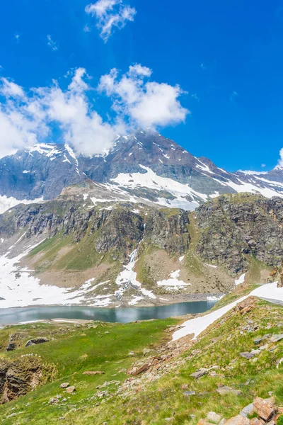 Talyan Alplerinde Renkli Zümrüt Gölü — Stok fotoğraf