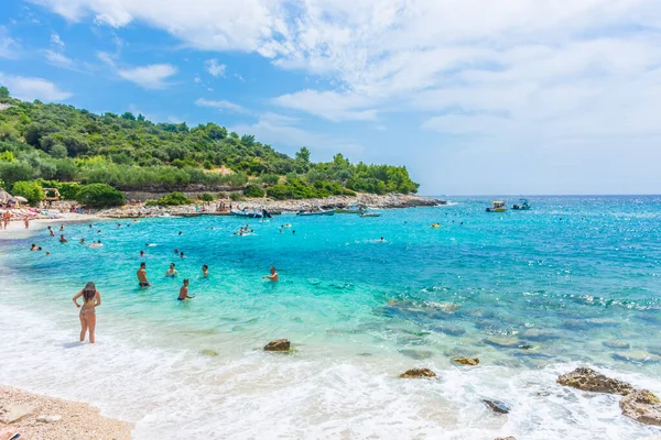 HVAR, CROATIA, AĞUSTOS 8 2019: Adriyatik Denizi, Hvar Adası 'ndaki güzel Pokoniji Dol Sahili
