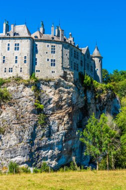 Walzin Kalesi, Belçika 'da nehrin üzerinde bir kayanın üzerine inşa edilmiş.