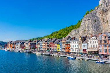 DINANT, BELGIUM, 21 HAZİRAN 2020: Bir dağın altında ve bir nehrin üzerinde inşa edilen Belçika 'nın Dinant kasabası