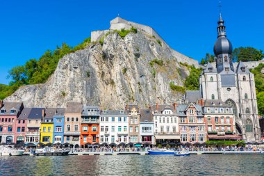 DINANT, BELGIUM, 21 HAZİRAN 2020: Bir dağın altında ve bir nehrin üzerinde inşa edilen Belçika 'nın Dinant kasabası