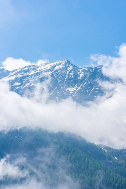 Karlı Levanne Dağı 'nın manzarası, İtalya ve Fransa arasındaki sınırda.