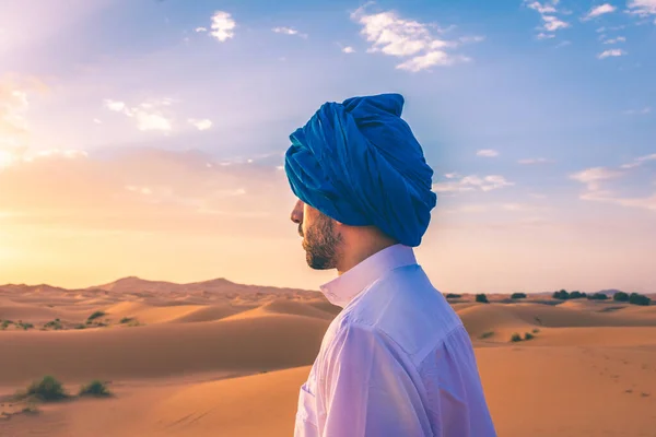 モロッコ 夜明けにサハラ砂漠で伝統的な服を着てバーバー男 — ストック写真