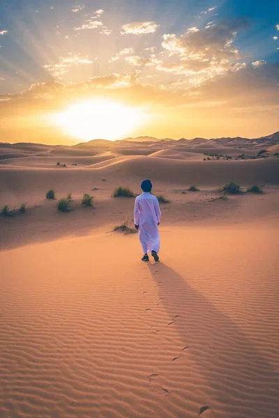 Uomo Berbero Che Indossa Abiti Tradizionali Nel Deserto Del Sahara — Foto Stock