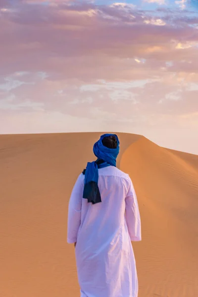 Berberyjczyk Noszący Tradycyjne Tuaregowe Ubrania Saharze Świcie Merzouga Maroko — Zdjęcie stockowe