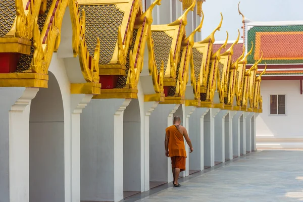 Bangkok Tailandia Enero 2020 Monje Caminando Templo Loha Prasat También — Foto de Stock