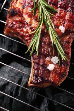 Sığır eti biftek ızgara portre üzerinde biberiye ile