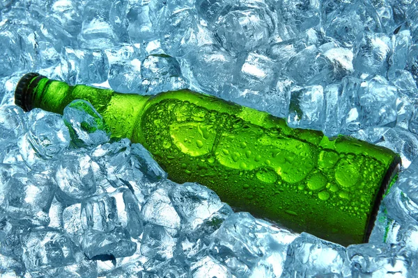 Botella Cerveza Cubitos Hielo Primer Plano Botella Verde Bebida Fresca — Foto de Stock