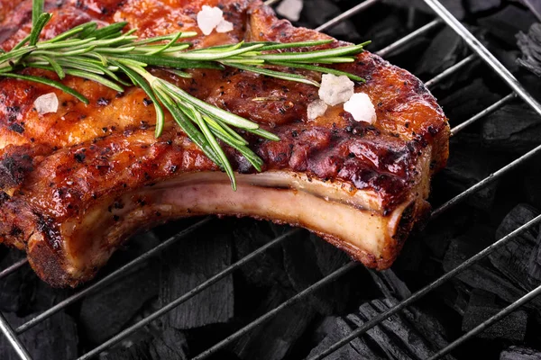 Rindersteaks Mit Rosmarin Auf Dem Grill Nahaufnahme — Stockfoto