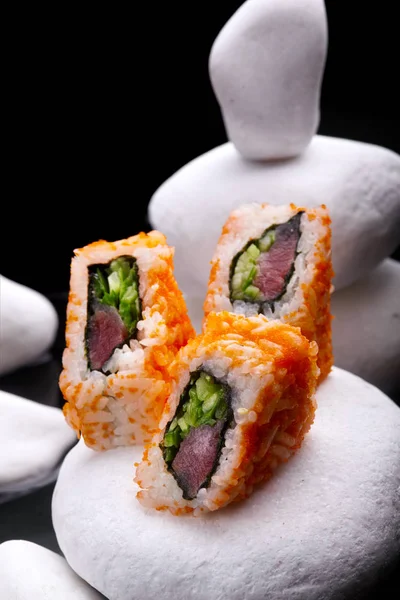Bir Yakın Çekim California Maki Sushi Set Ile Suşi Sis — Stok fotoğraf
