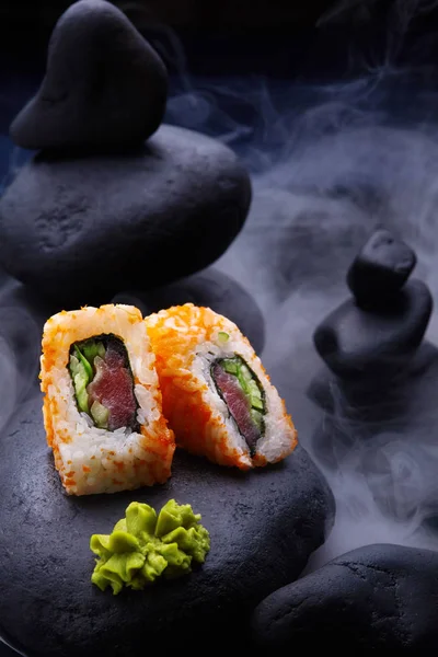 Close Sushi Nigiri Eel Set Sushi Подробнее Темном Камне Туманом — стоковое фото