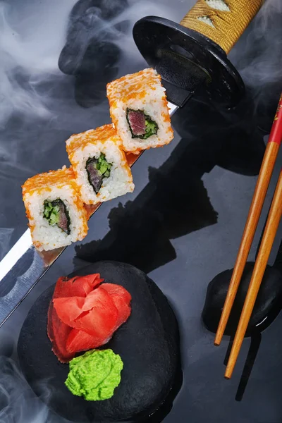 Közelről Sushi Szett Pálcika Tonhal Sushi Maki Katana Kard Köd — Stock Fotó