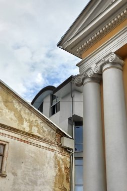 Üç bina farklı yaş. Sütun ile antika. Korkunç duvar eski. Ve Modern. Tatil turist Europe.Against clody gökyüzünde