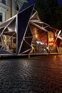 Modern yaz teras restoran, dış. Fütüristik, geometrik form. Geceleyin. Background.Creative formu