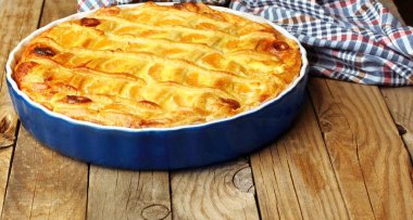 Mandalina ile peynir pasta. Tepsi pişirme mavi renkte. Peynirli pasta. Çöl. Homemade.Rustic background.copy alanı