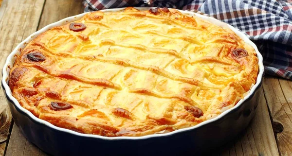 Mandalina ile peynir pasta. Tepsi pişirme mavi renkte. Peynirli pasta. Çöl. Homemade.Rustic arka plan