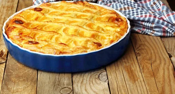 Mandalina ile peynir pasta. Tepsi pişirme mavi renkte. Peynirli pasta. Çöl. Homemade.Rustic background.copy alanı