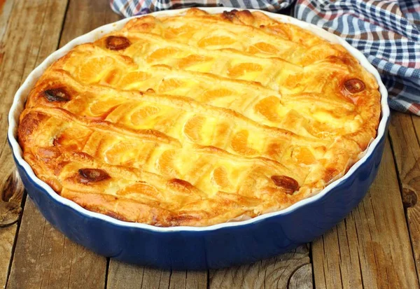 Mandalina ile peynir pasta. Tepsi pişirme mavi renkte. Peynirli pasta. Çöl. Homemade.Rustic arka plan