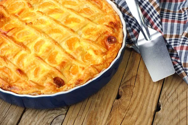 Mandalina ile peynir pasta. Tepsi pişirme mavi renkte. Peynirli pasta. Çöl. Homemade.Rustic background.copy alanı