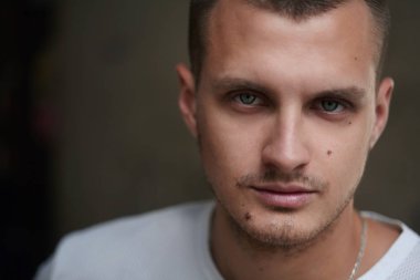 Yakışıklı bir genç adam portresi. Kendinden emin bir görünüm