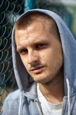 Hood, Stadı nda yakışıklı genç adam portresi. Motivasyon. Kılavuz ayakta.