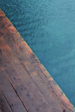 Ahşap masa mavi deniz ile. Doku. yarı ahşap yarım su. Arka plan