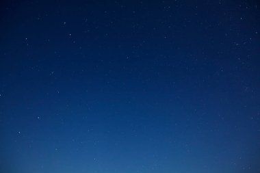 Gece gökyüzünde yıldızlar. Arka plan ile sabit yıldız