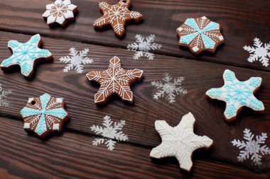 Çok Gingerbread yıldız ahşap arka plan üzerinde. Tatlı arka plan