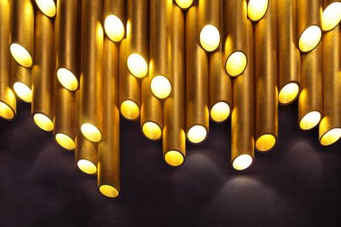 Altın tüp lamba. doku. closeupcreative modern lamba