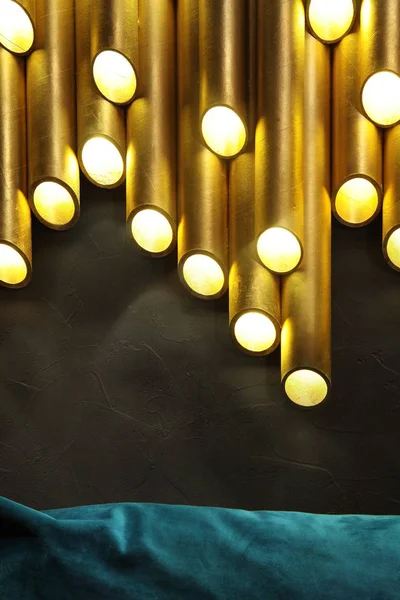 Золотая Лампа Над Серой Стеной Темно Голубой Частью Sofa Creative — стоковое фото