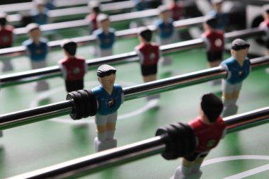 Masa futbolu, kırmızı ve mavi oyunculu futbol masası.