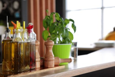 Petrol şişe restoranda bir masada