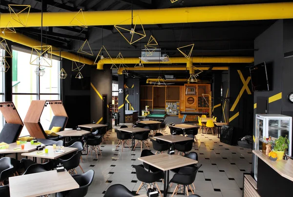 室内工业水泥阁楼设计理念现代咖啡厅 有儿童的位置 — 图库照片