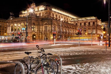 Viyana Devlet Operası, gece, Viyana, Avusturya. Gece uzun pozlama.