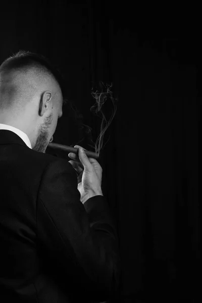 Vue Arrière Élégant Jeune Homme Mode Smoking Tenant Cigare Dans — Photo