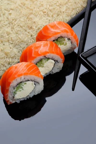 Philadelphia Sushi Lazac Tigrisrák Avokádó Tejszín Sajt Tekercs Sushi Menü — Stock Fotó