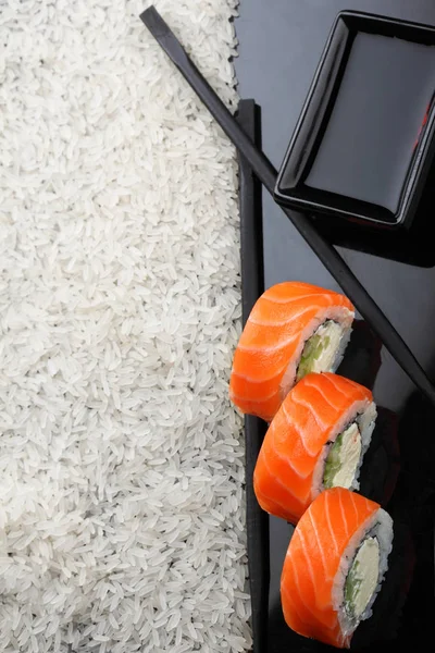 Filadelfia Rollo Sushi Con Salmón Gambas Aguacate Queso Crema Menú — Foto de Stock