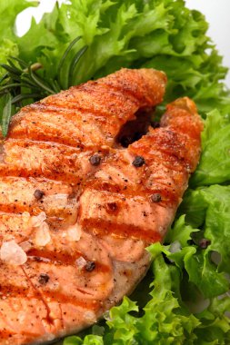 Somon steak limonlu ızgara. Deniz tuzu. Salata yaprağı.