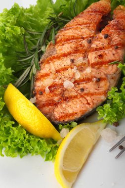 Somon steak limonlu ızgara. Deniz tuzu. Salata yaprağı.