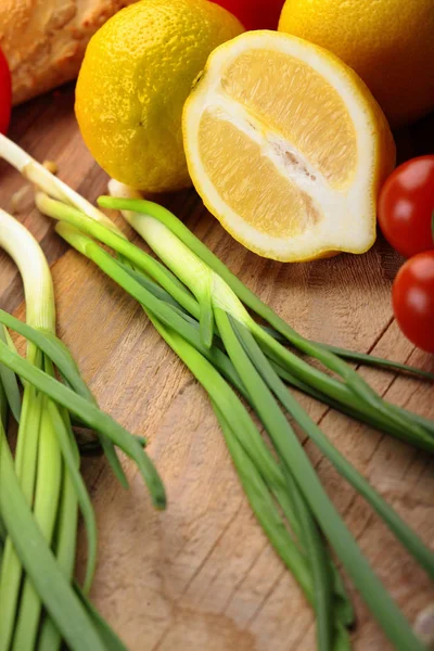 Lemon, bawang hijau, lemon daun salad pada surface.Fresh sayuran — Stok Foto