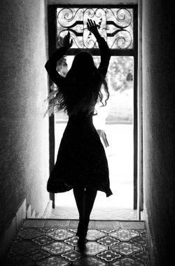 Coridor dans kız silueti . Siyah beyaz