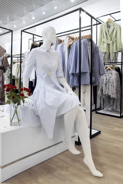Skyltdockor-hona butik dummy mode skyltdocka i varuhus. Klädd i skjorta — Stockfoto