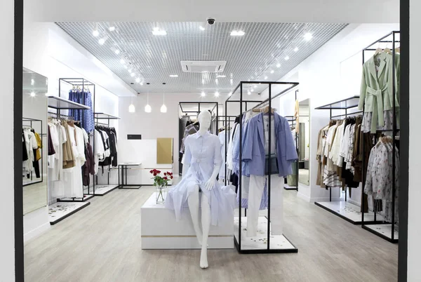 Intérieur du magasin de vêtements .Bright interior.Minimalist style.Clothes accrocher sur hanger.Trendy couleurs — Photo