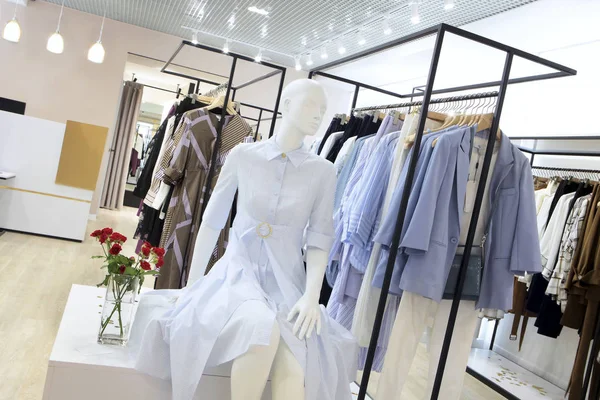 Intérieur du magasin de vêtements .Bright interior.Minimalist style.Clothes accrocher sur hanger.Trendy couleurs — Photo