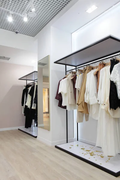 Intérieur du magasin de vêtements .Bright interior.Minimalist style.Clothes accrocher sur hanger.Trendy couleurs — Photo