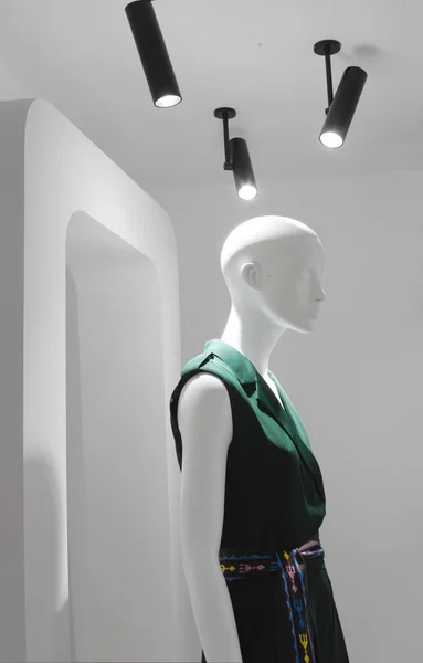 Närbild av plast mode skyltdocka klädd grön klänning. Design och modekoncept. — Stockfoto