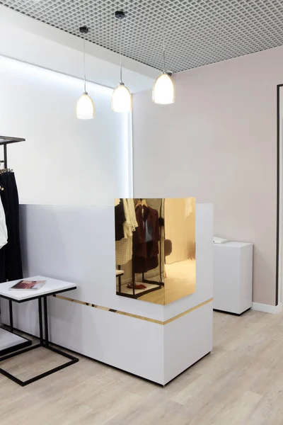 Interno del negozio di abbigliamento .Bright interior.Minimalistic style.Trendy colori — Foto Stock