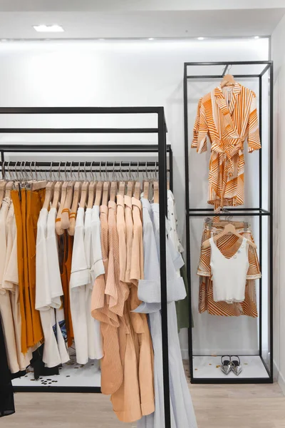 Rack med snygga kläder. Trendig färg. I klädaffär. Koncept monokrom orange. Design — Stockfoto